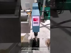 mesure du diamètre d'un tuyau en caoutchouc à l'aide d'une jauge de diamètre laser